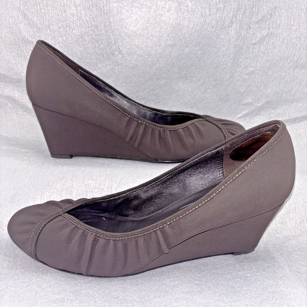 Donald J Pliner YESS Brown Stretchy Ruched Wedge Heal Shoes Women's 8.5 EUC - Picture 3 of 16